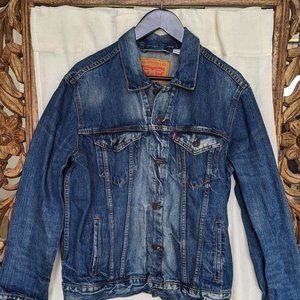 Women's Levis jean jacket in excellent condition